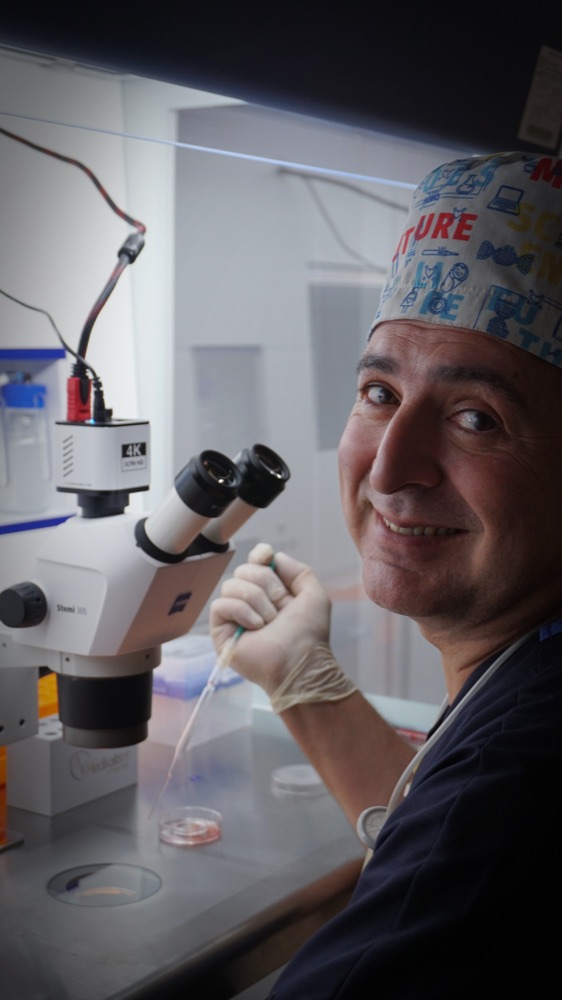 Ali Kizilkanat at the micromanipulation station