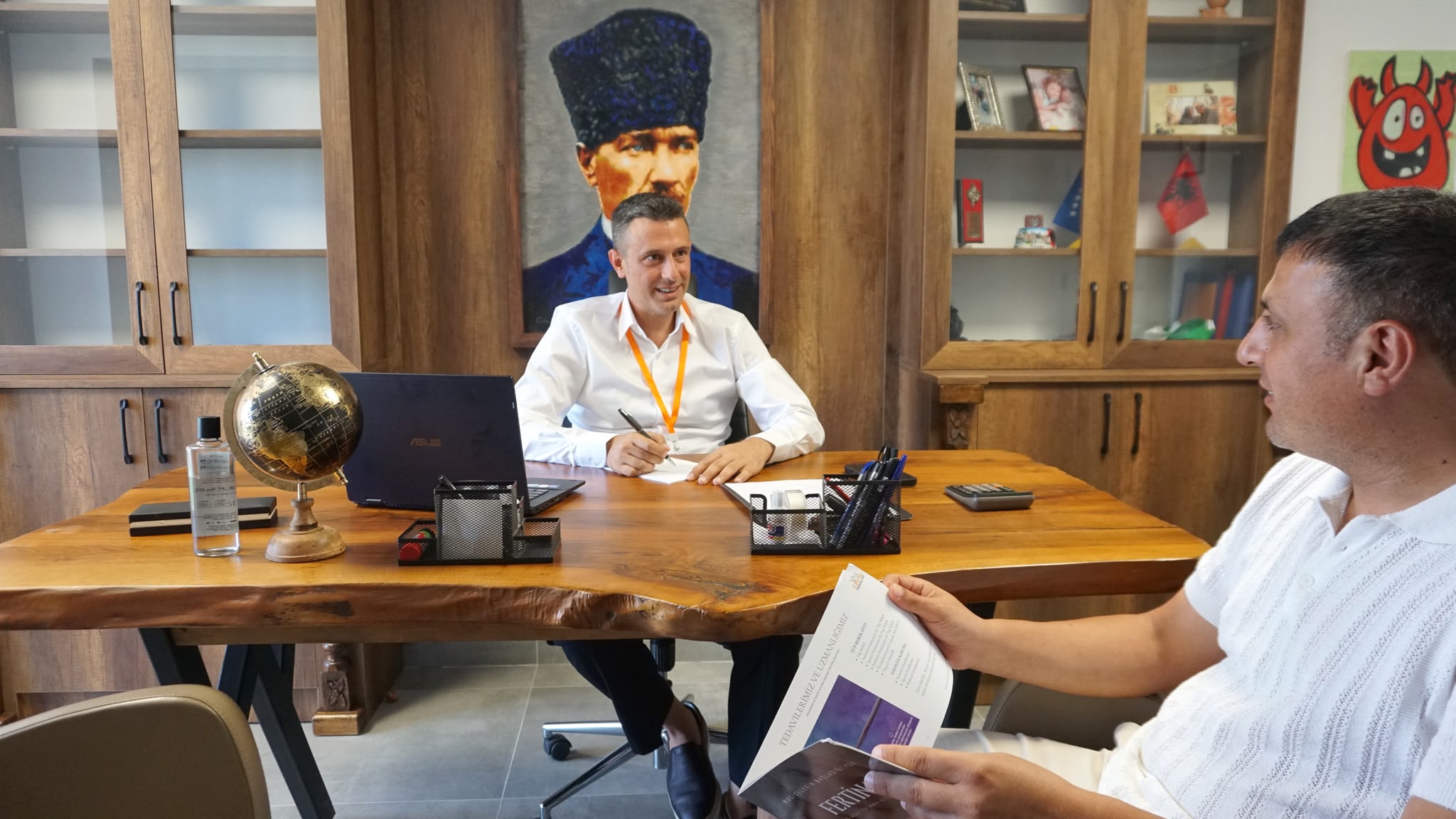 A Fertina patient coordinator in consultation with a patient