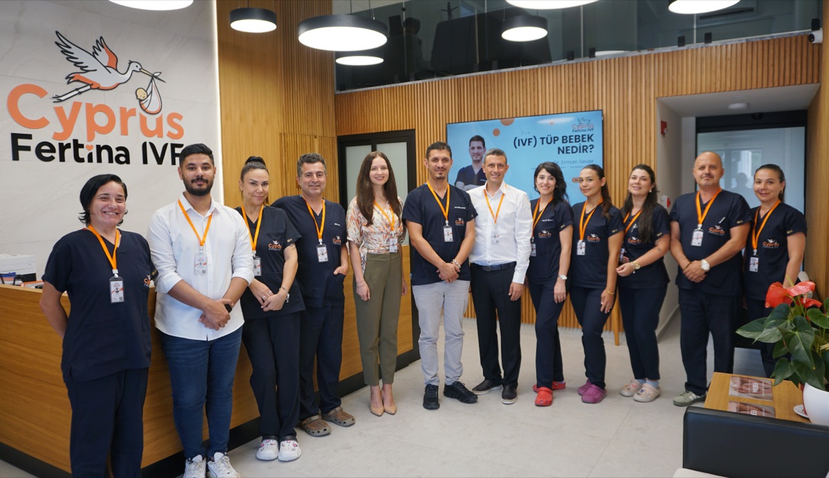 The full Fertina team in the clinic lobby